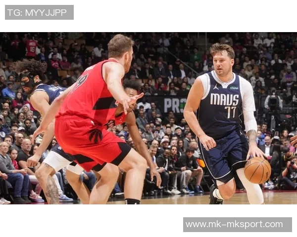 东契奇后撤步三分绝杀庆祝时刻与老队友小乔丹击掌共庆辉煌 东契奇后撤步三分绝杀庆祝时刻与老队友小乔丹击掌共庆辉煌