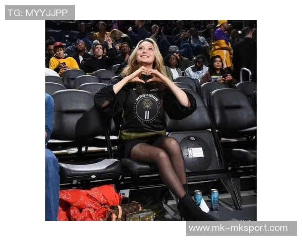 克莱女友晒拉布布穿球衣秀恩爱引发网友热议与羡慕