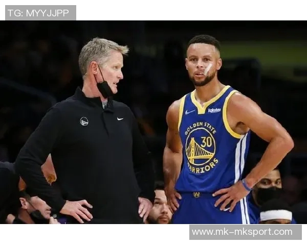 库里赛后与普尔和卢尼深情拥抱展现勇士团队精神永远的家人情谊