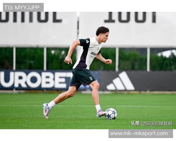 尤文图斯和多特蒙德关注拜仁18岁边锋利奇纳合同明夏到期情况